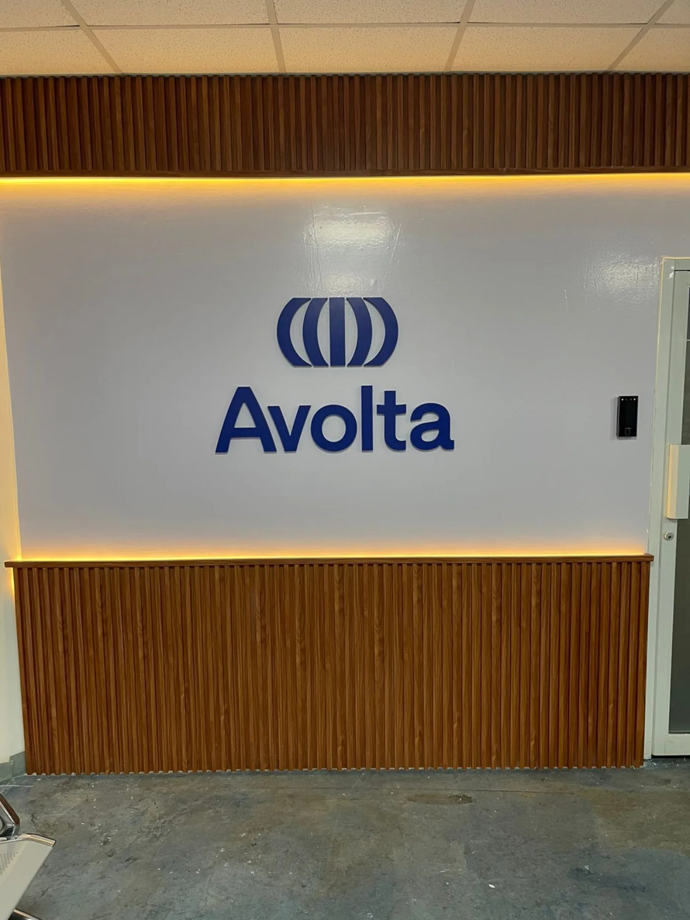 Recepción de Avolta con letras retroiluminadas