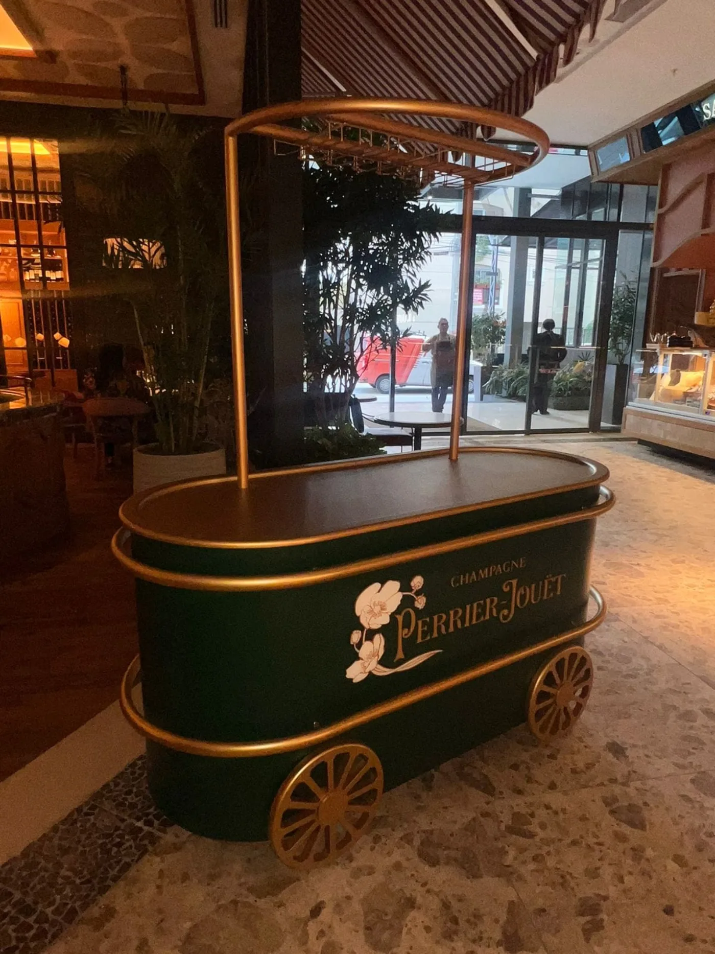 Carrito de activación en verde con el emblema de la marca