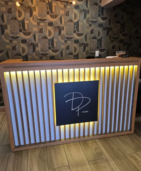 Counter enchapado en roble con el logo montado