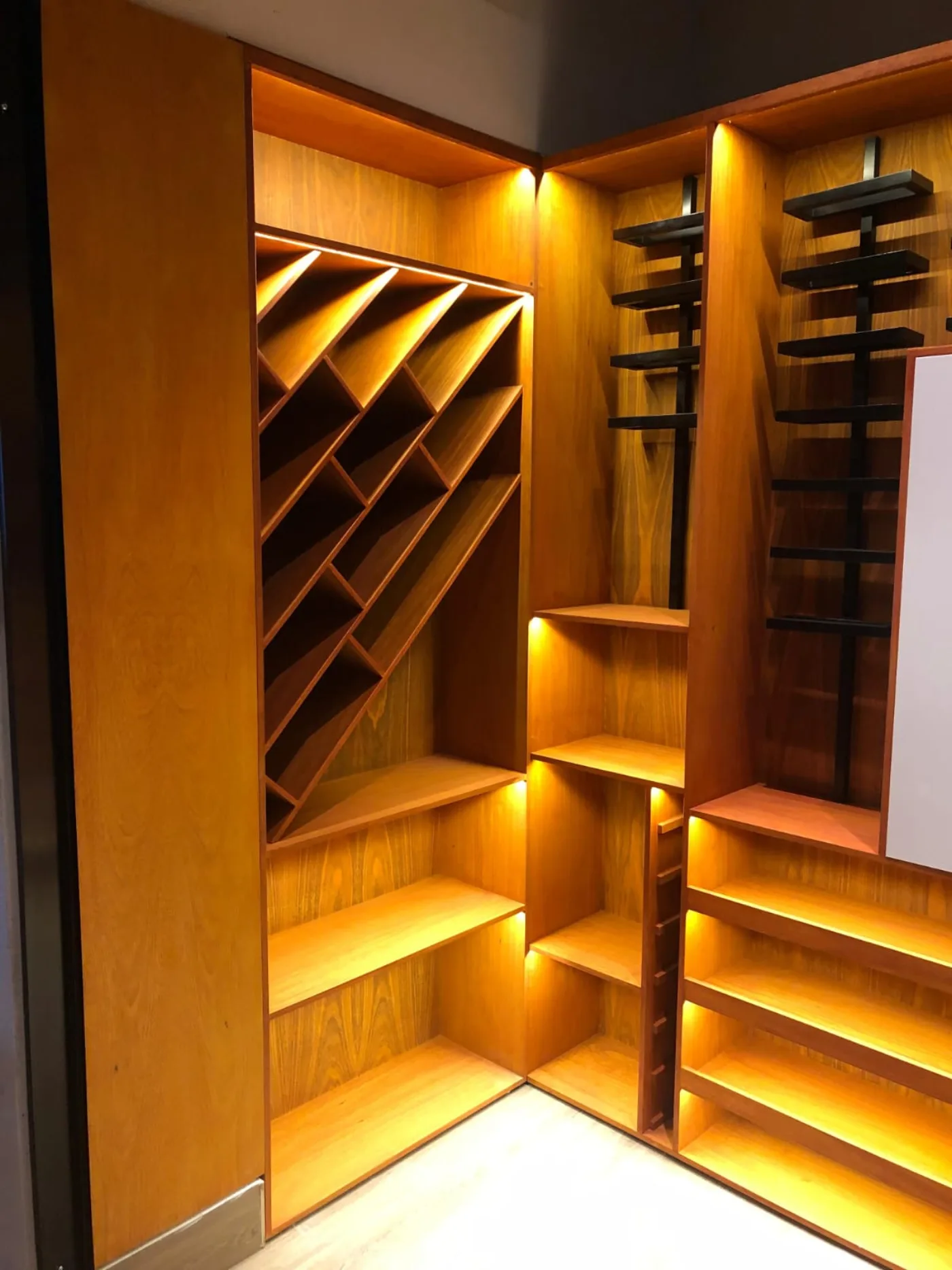 Estantería de madera con iluminación integrada