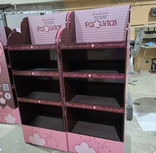 Exhibidor en MDF con pintura rotulada