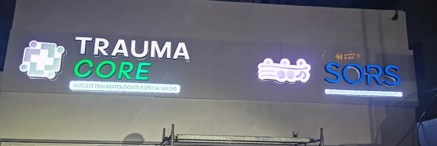 Fascia en ACM con letras iluminadas