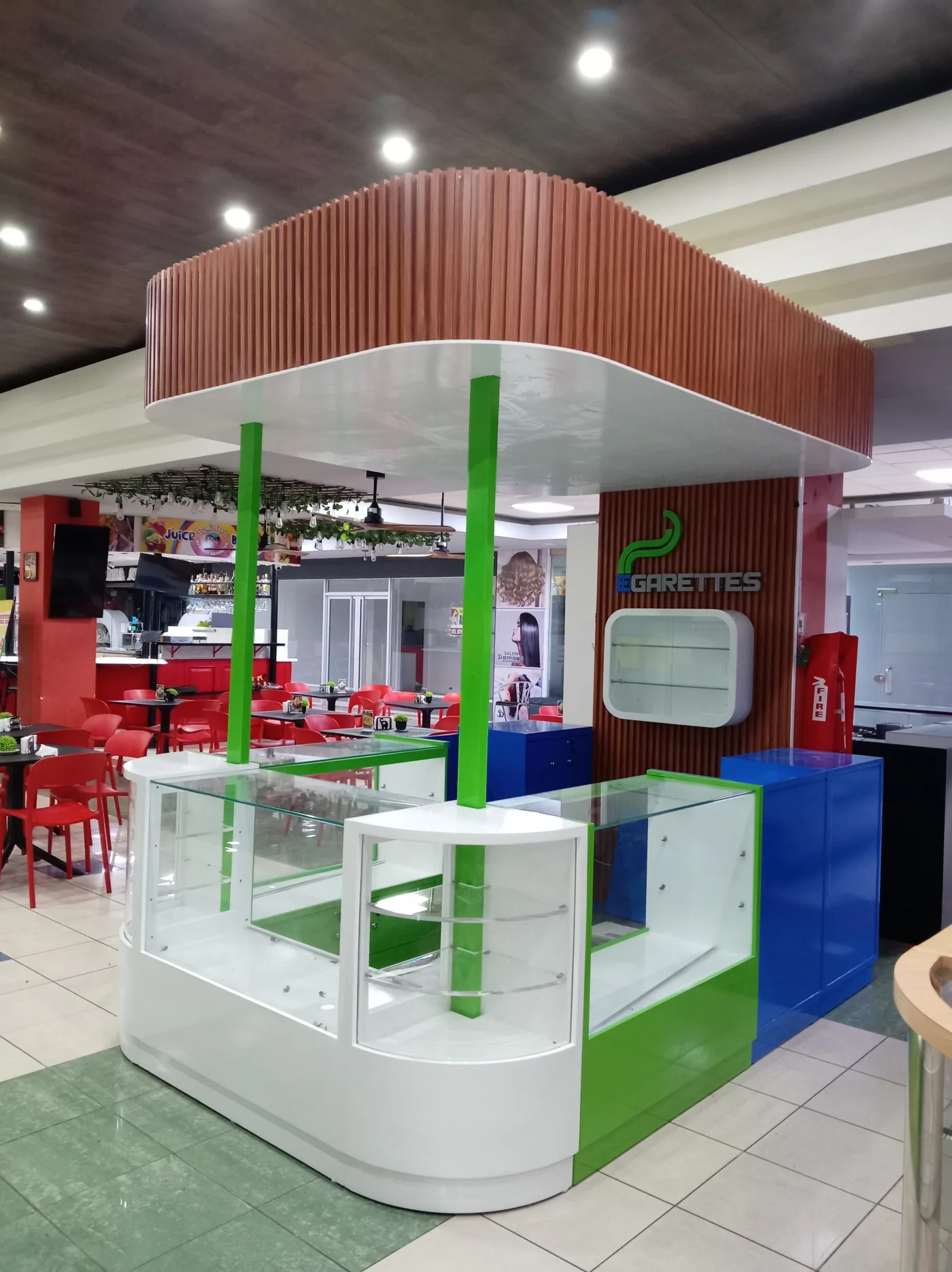 Kiosco de Egarettes iluminado en el centro comercial