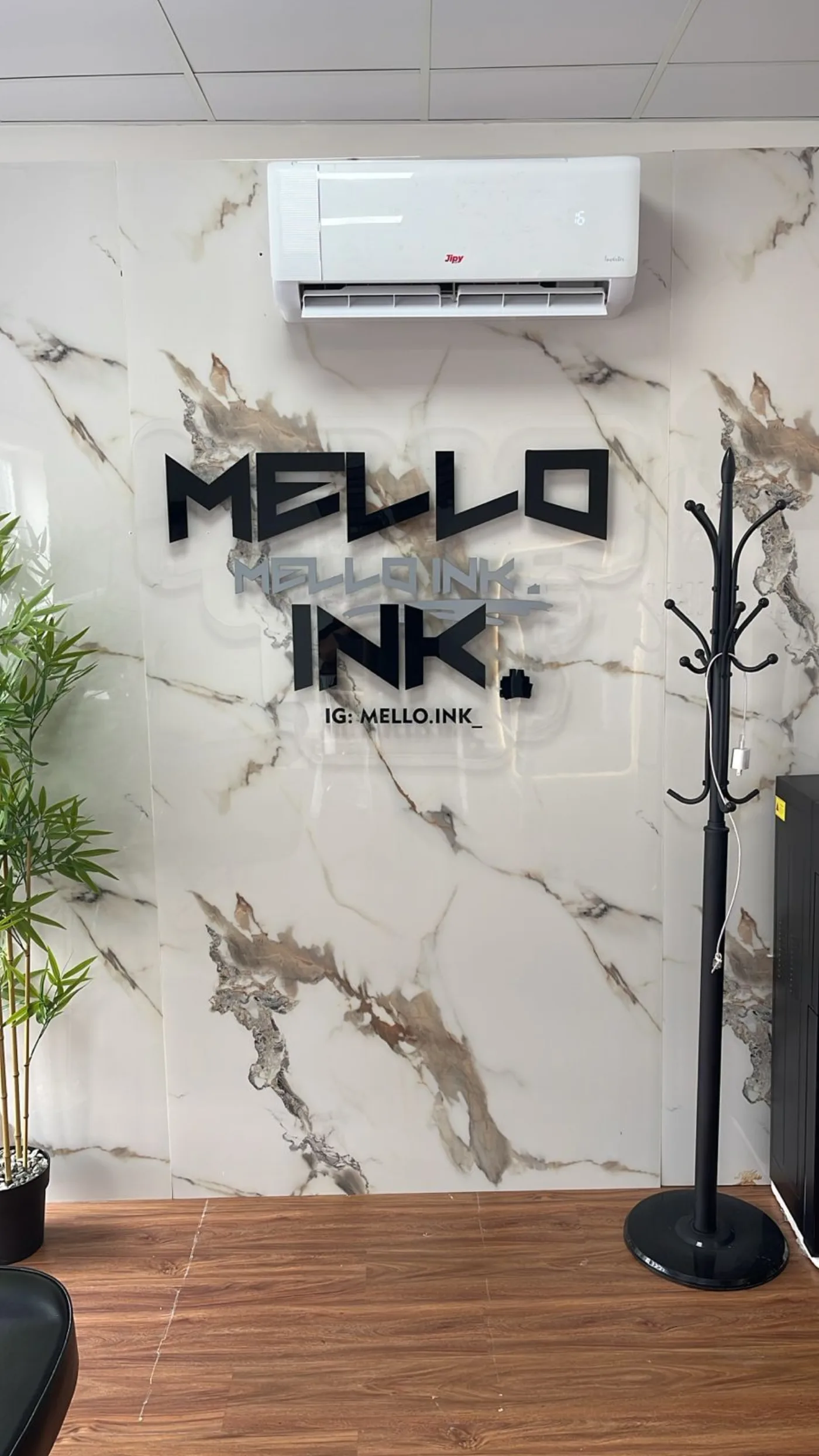 Logotipo de Mello Ink sobre pared de mármol