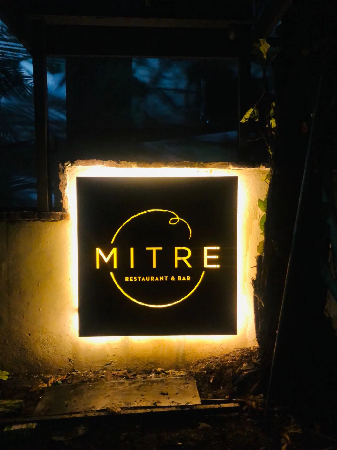Letrero retroiluminado de Mitre Restaurant & Bar con halo dorado