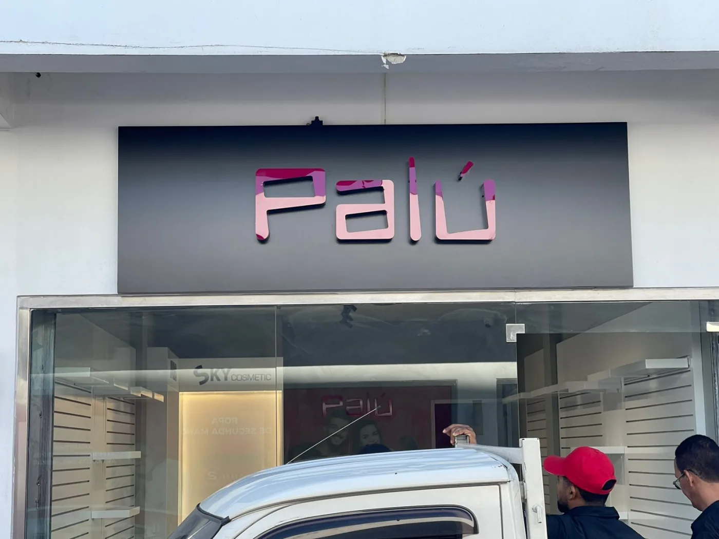 Letras de Palú con iluminación tipo neón en rosa