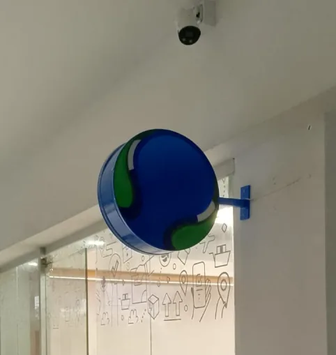 Rompe tráfico fabricado en metal y acrílico