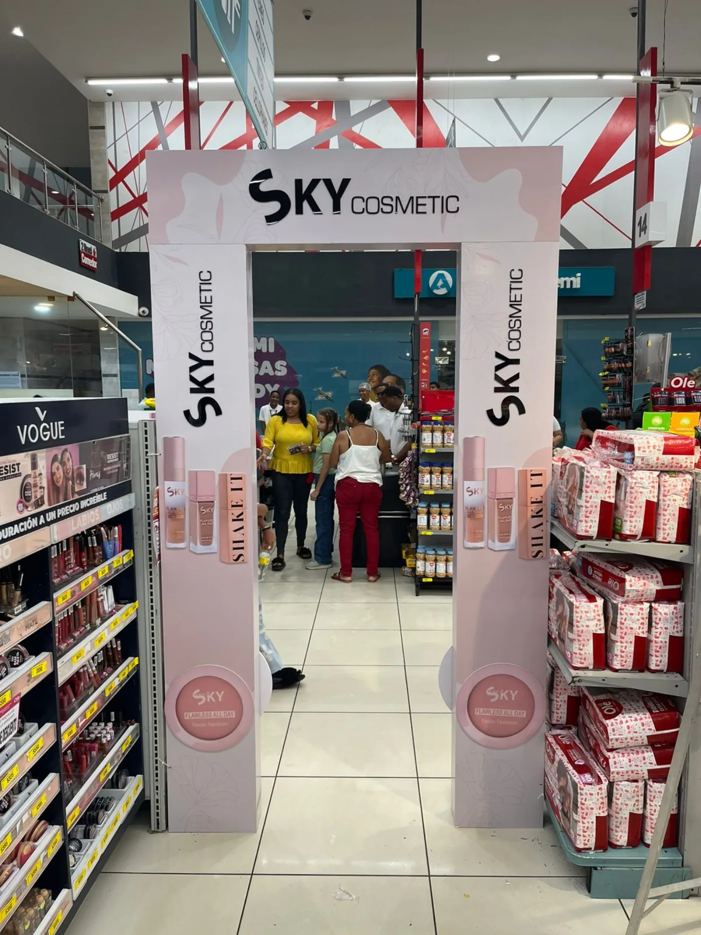 Columnas exhibidoras de Sky Cosmetic en el punto de venta