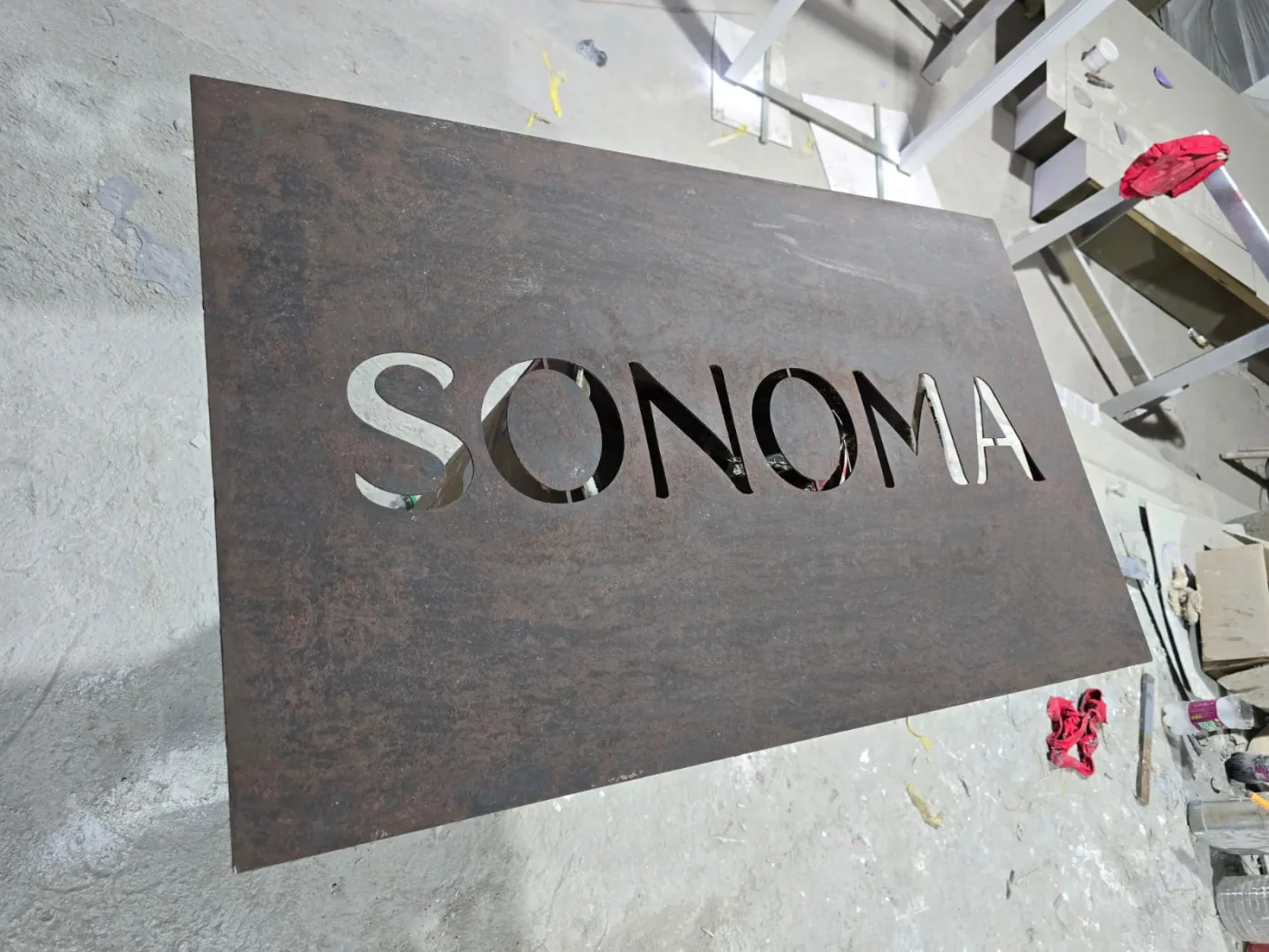 Placa de Sonoma troquelada a láser con acabado corten