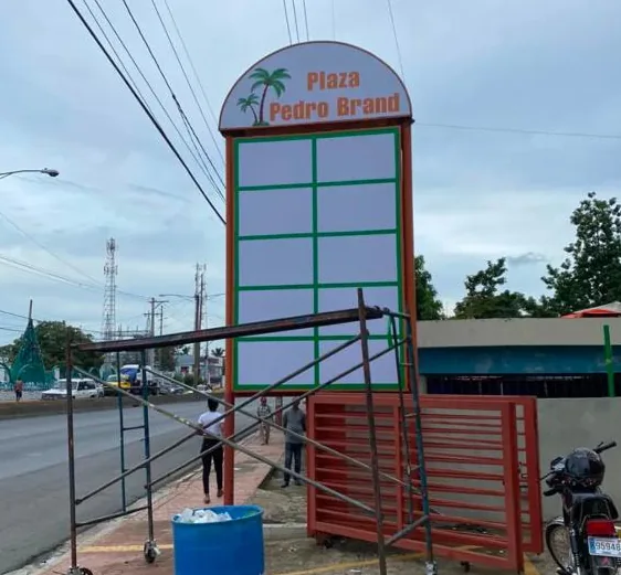 Tótem iluminado fabricado en Panaflex