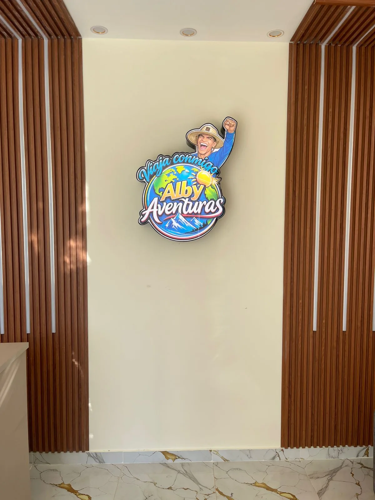 Logotipo a color de Alby Aventuras recortado y montado en pared