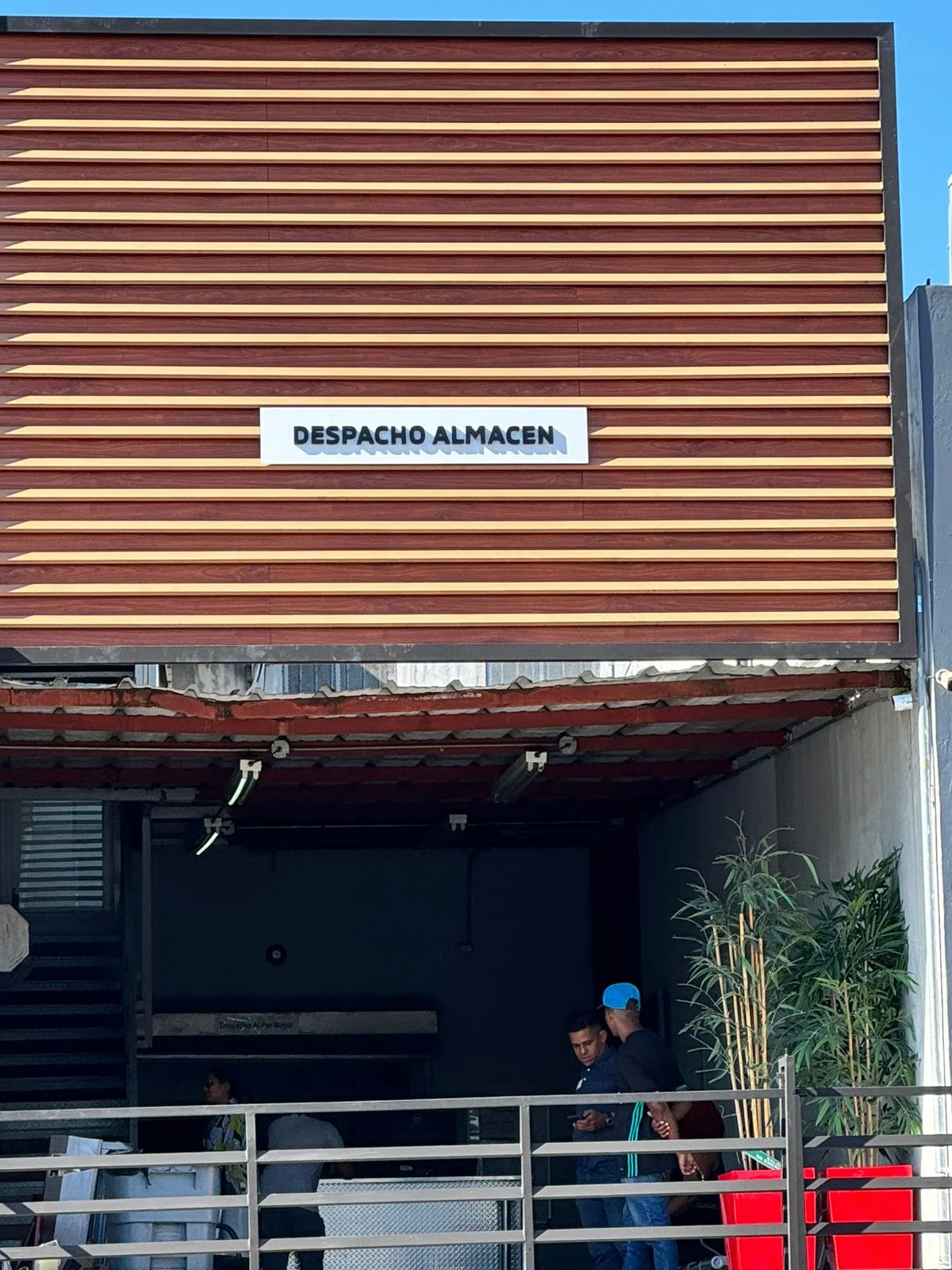 Fascia de madera estriada con el rótulo Despacho Almacén