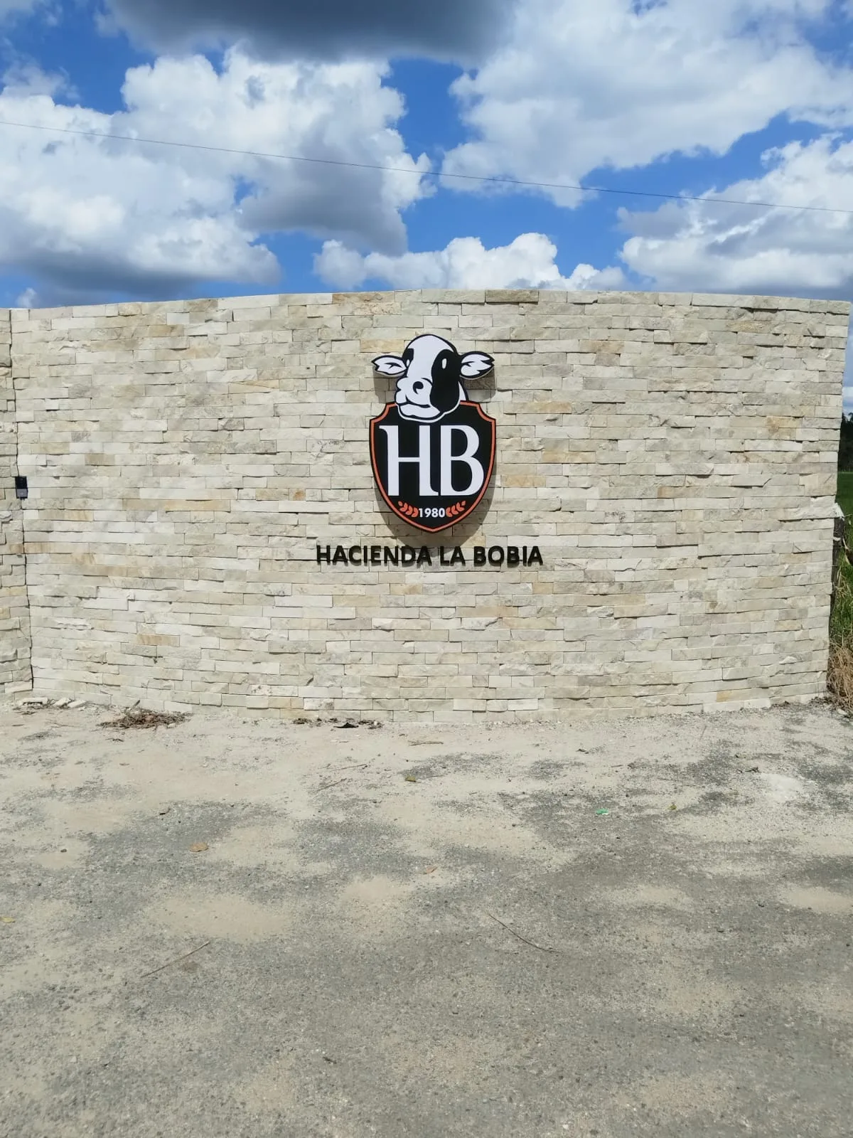 Emblema de Hacienda La Bobia sobre muro de piedra