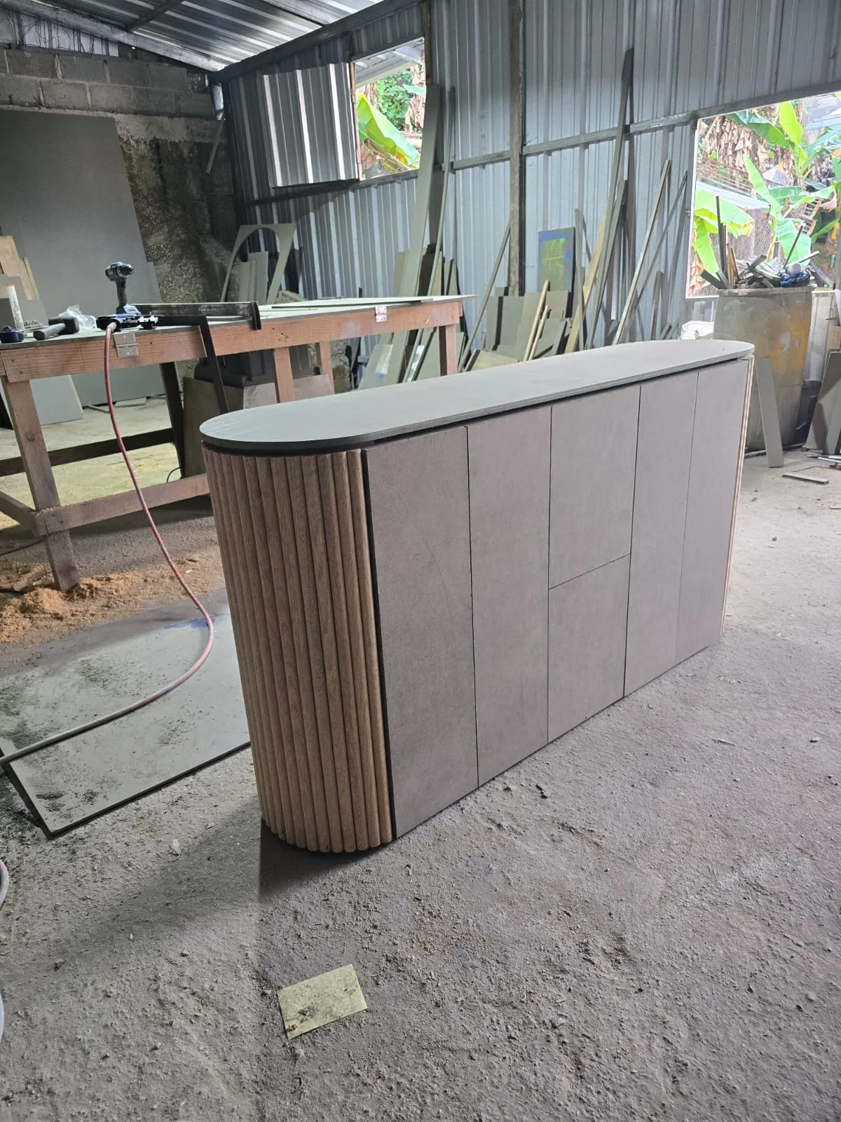 Mueble estriado durante el montaje en el taller