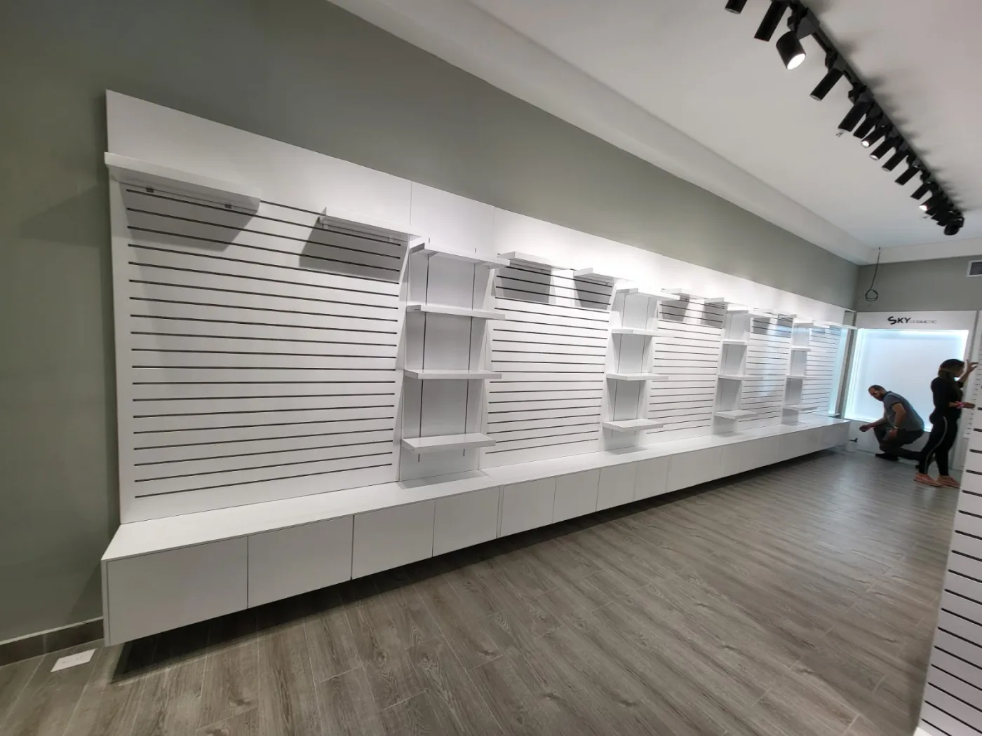 Góndolas blancas instaladas en la tienda Palú
