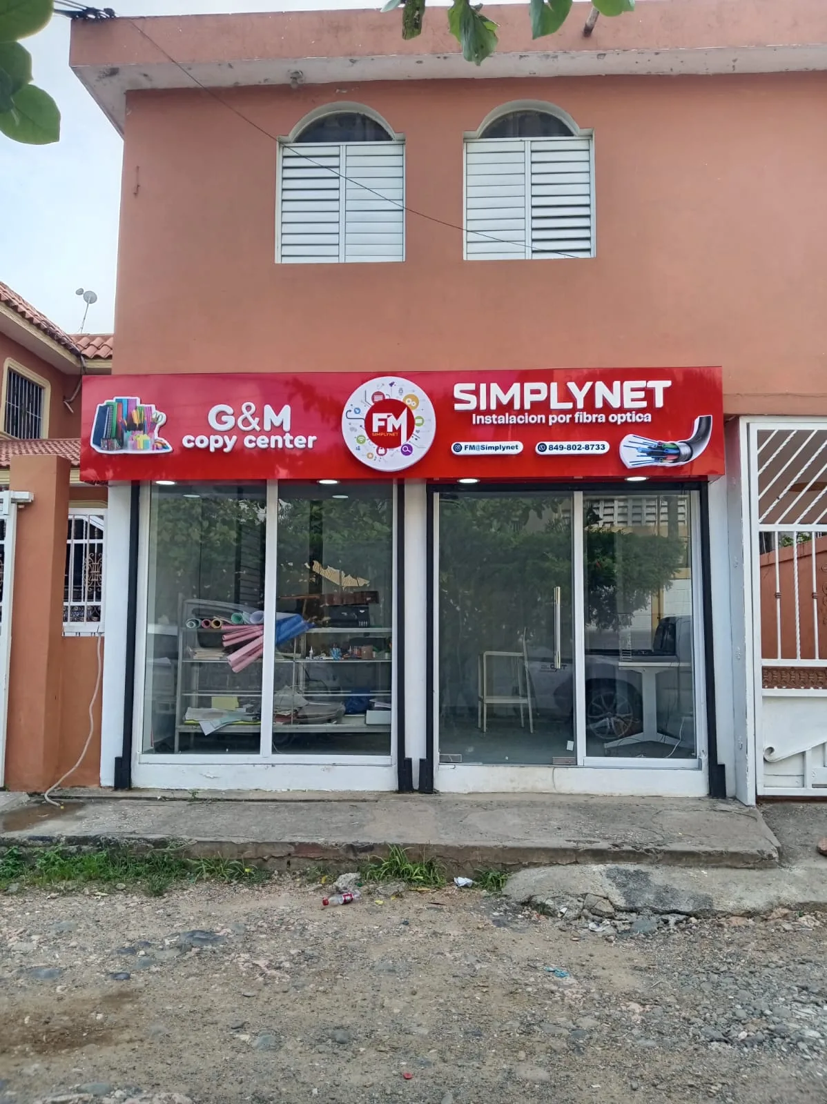 Caja de luz frontal roja de G&M Copy Center y Simplynet